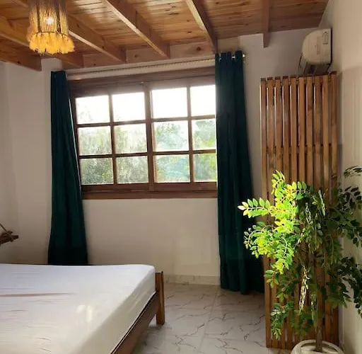 A Sunny Bohemian In شاليه