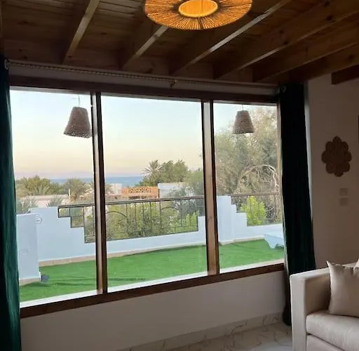 A Sunny Bohemian In شاليه *